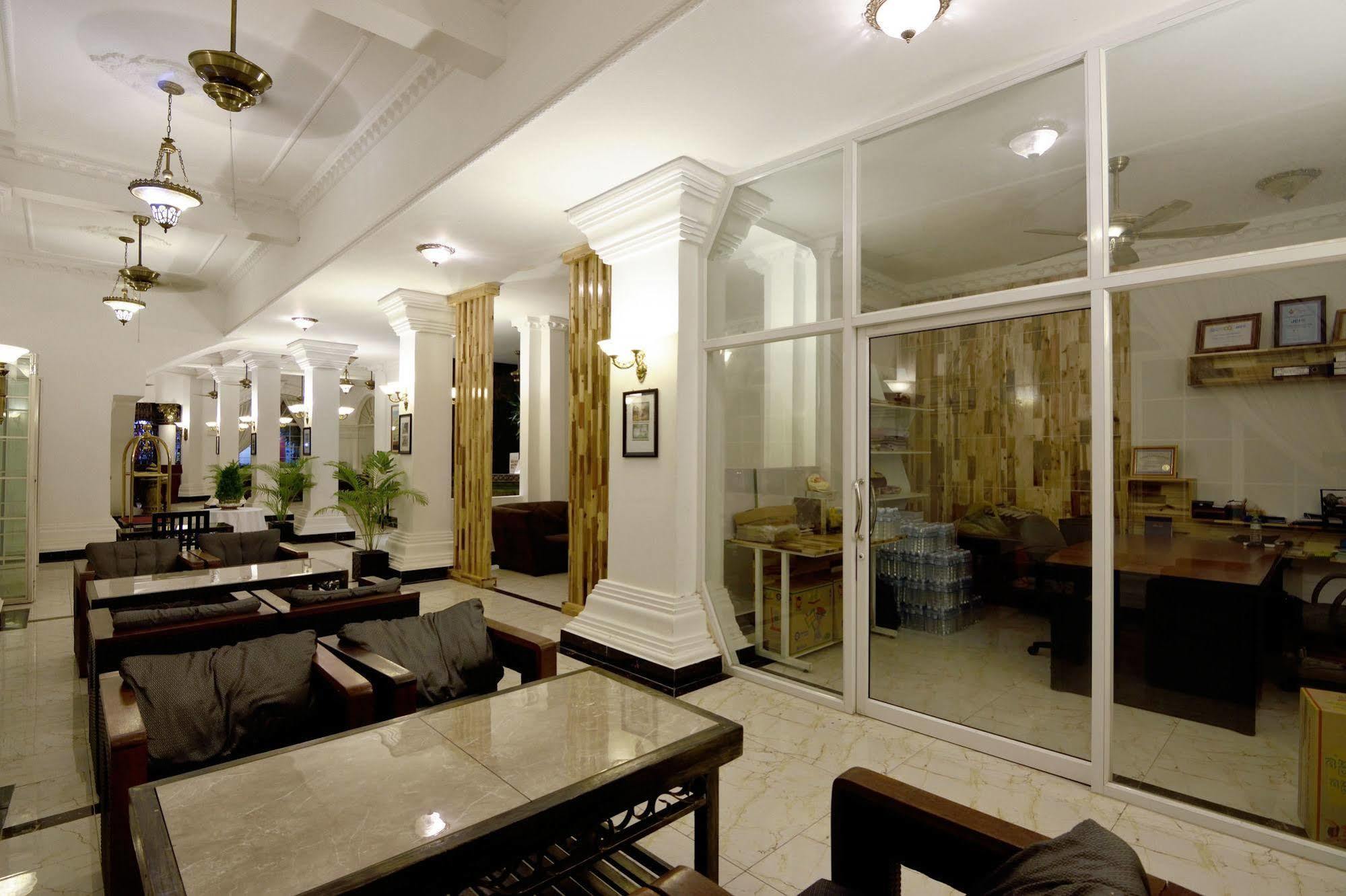 Le Grand Palais Boutique Hotel Пном Пен Екстериор снимка